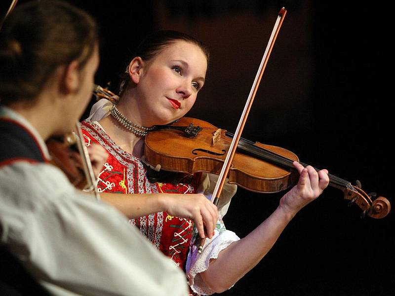 V brněnském Divadle Reduta se ve čtvrtek večer sešli členové folklorních kroužků různých národnostních menšin žijících v Brně.