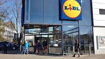 Nová pravidla platí od středy 18. listopadu pro provoz obchodů. Na snímku Lidl v Brně.