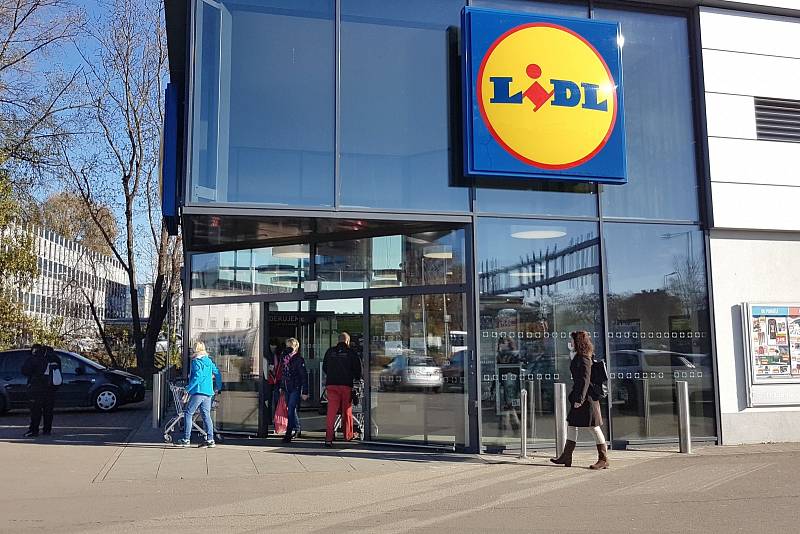 Nová pravidla platí od středy 18. listopadu pro provoz obchodů. Na snímku Lidl v Brně.