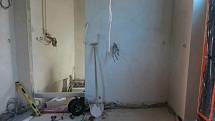 Škodu za 130 tisíc korun napáchal na novostavbě ve Vranově na Brněnsku neznámý zloděj, který tam z garáže ukradl měděné elektrické kabely a další dráty vyrval ze zdi.