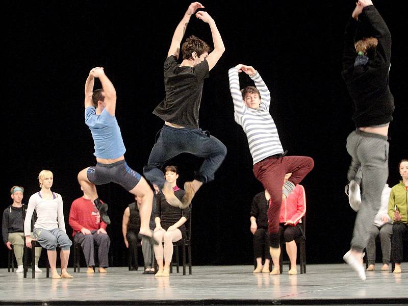 Ukázka ze zkoušky k choreografii Beethoven od Mária Radačovského. Na pátou symfonii Ludwiga van Beethovena zatančí téměř celý soubor – čtyřicet sólistů, kteří se v kostýmech Patricie Barkerové promění v členy orchestru.