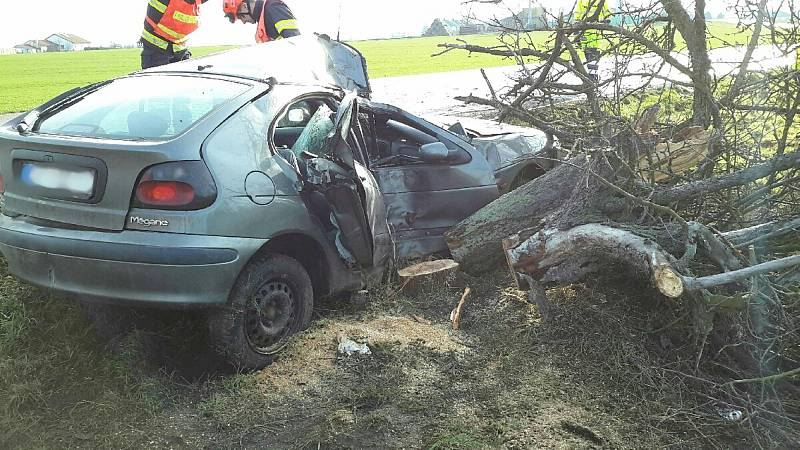 Osobní auto narazilo v Rajhradicích na Brněnsku do stromu, jednoho ze dvou zraněných lidí vyprostili hasiči.