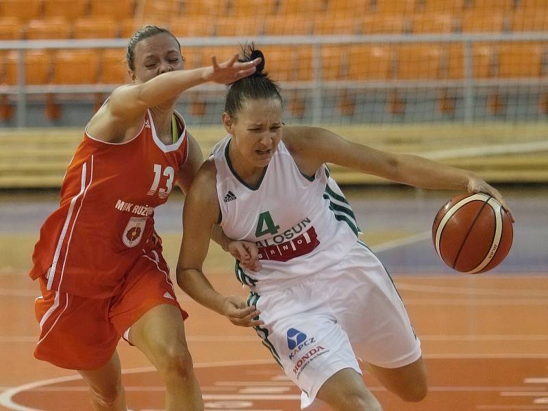 Basketbalistky brněnského Valosunu (v bílém) ladily formu na novou sezonu od pátku do neděle na domácím Valosun Cupu, který zakončily s bilancí jedné výhry a jedné prohry. 