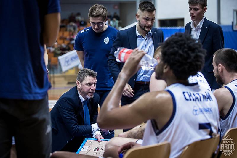 Brněnští basketbalisté (ve světlém) sehráli s favorizovaným Nymburkem vyrovnanou partii, obě mužstva se dostala přes stobodovou hranici.