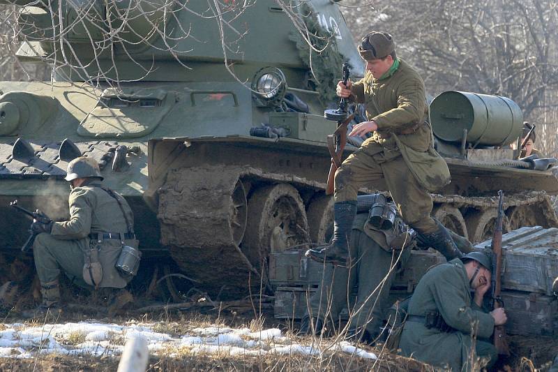 Německé jednotky v sobotu odrazily útok Rudé armády v Army parku u Ořechova. Zimní bitvu z východní fronty roku 1944 jim tam sehrálo přes sto účastníků v dobových uniformách s autentickou výstrojí. 