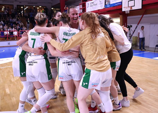 Basketbalistky Žabin Brno v pondělním druhém finále ukončily jedenáctiletou sérii výher USK Praha, doma zvítězily 71:69 a vyrovnaly sérii. Ilustrační foto.