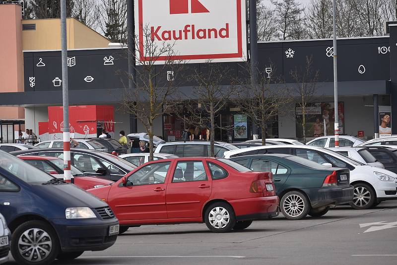 Supermarkety? Lidé nakupovali na Velikonoce. Na snímcích blanenský Kaufland ve čtvrtek odpoledne.