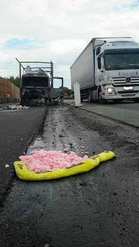 Na dálnici D1 u Brna hořelo v pondělí odpoledne nákladní auto. Škoda je 1,6 milionu korun.