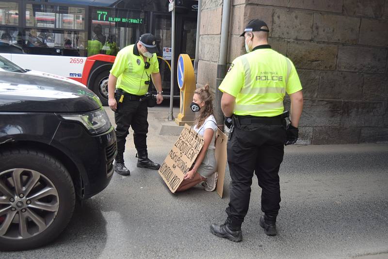 Aktivistka z hnutí Extinction Rebellion v úterý odpoledne chvilku blokovala dopravu u brněnského hlavního nádraží.