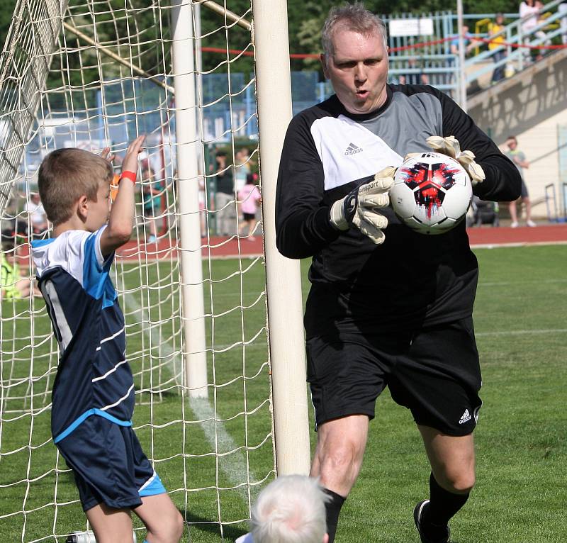 V sobotu se viceprezident Juventusu a držitel Zlatého míče Pavel Nedvěd s bývalými reprezentačními parťáky a kamarády zúčastnil oslav výročí sta let třetiligového klubu a křtu nové umělé trávy.