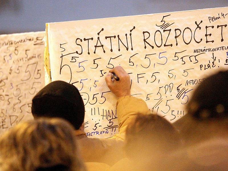 Demonstrace odborářů a hnutí ProAlt na Malinovského náměstí v Brně.