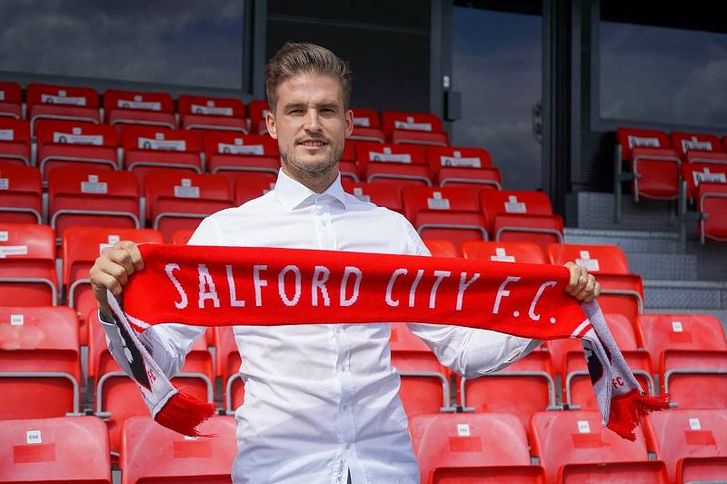 Fotbalový brankář Václav Hladký podepsal smlouvu na dva roky s roční opcí v Salfordu City.