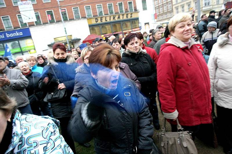 Demonstrace odborářů a hnutí ProAlt na Malinovského náměstí v Brně.