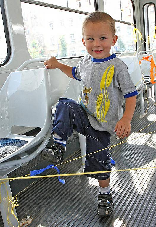 Děti si vyzkoušely projít v tramvaji obří pavučinou.