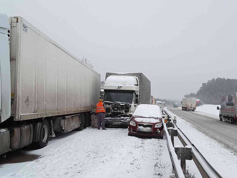 Dopravu na D1 zastavily hromadné dopravní nehody.