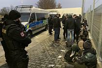 V nákladním prostoru rumunského kamionu se ukrývalo 15 migrantů. Policisté je objevili a vyvedli ven na odpočívce u dálnice D1 v Ostrovačicích na Brněnsku.