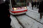 Sníh zasypal Brno. Tramvajím komplikovaly cestu zasněžené výhybky.