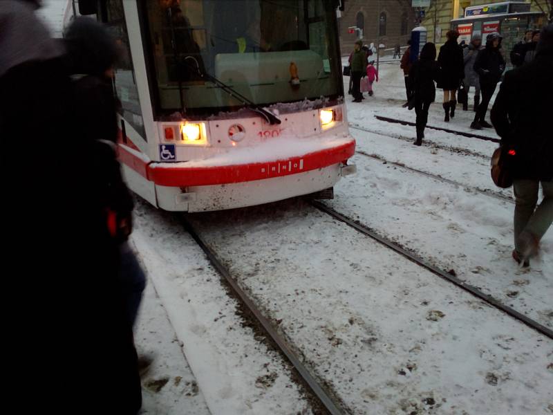 Sníh zasypal Brno. Tramvajím komplikovaly cestu zasněžené výhybky.