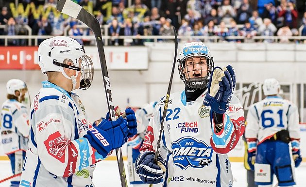 Jakub Brabenec (na snímku vpravo) sbíral první zkušenosti v dospělém hokeji  v dresu Komety.