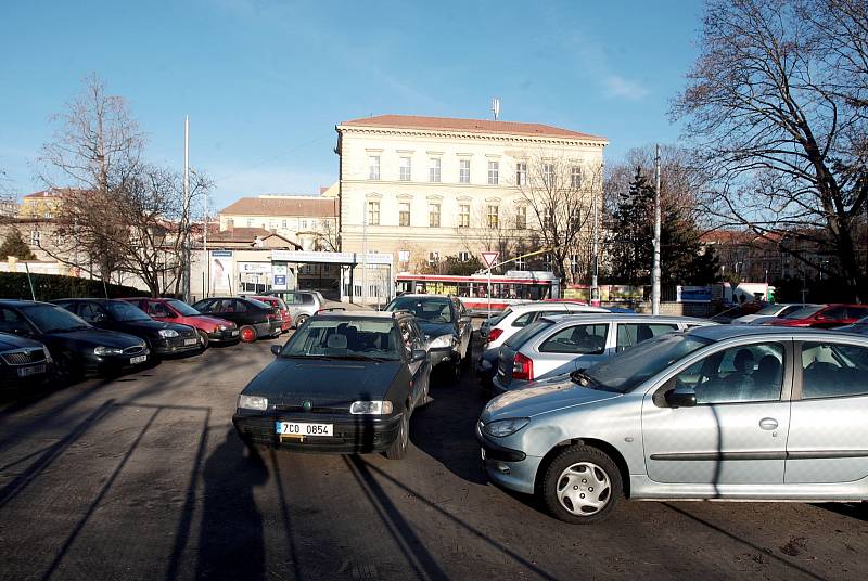 Pokut za špatné parkování v okolí porodnice u Obilního trhu v centru Brna přibývá. Město chce v Údolní ulici zavést krátkodobé placené parkování.