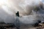 Hasiči hasí požár v brněnském Komárově, který vzplanul v místním kovošrotu