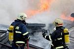 Hasiči hasí požár v brněnském Komárově, který vzplanul v místním kovošrotu