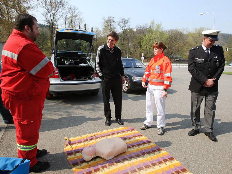 Policisté spolu se zástupci Českého červeného kříže v úterý vysvětlovali řidičům, jak správně provádět oživování u člověka, který nedýchá.