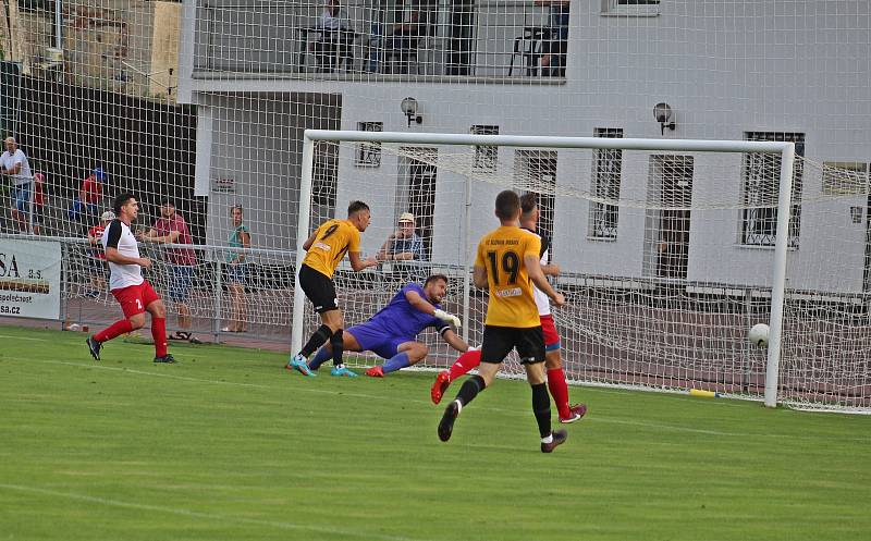 Fotbalisté Rosic (ve žlutém) porazili Frýdlant nad Ostravicí 5:1.