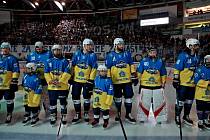 Slavnostní ceremoniál, při němž hokejová Kometa přivítala ukrajinské uprchlíky.