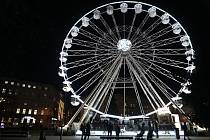 Na Moravském náměstí v Brně září vánoční strom i vyhlídkové kolo. Podívejte se
