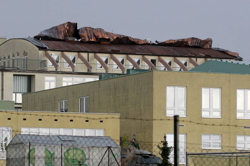 Poničená střecha na Základní škole v Horníkově ulici v Brně-Líšni.