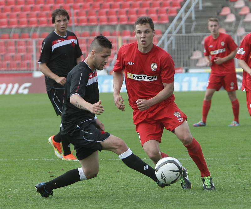 Mladí fotbalisté brněnské Zbrojovky podlehli ve šlágru kola na domácím hřišti pražské Slavii 1:2. 