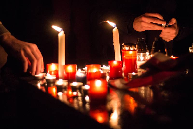 Studentský lampionový průvod a pokládání věnců a svíček u pomníku na Kaunicových kolejích.