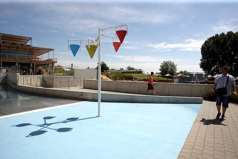 Dát si skleničku ve vodním baru přímo v bazénu nebo 7D kino nabídne od letoška Aqualand Moravia v Pasohlávkách. Do letní sezony vstupuje zařízení také s přistavěným ubytovacím komplexem. Do změn investovalo vedení zařízení 80 milionů korun.