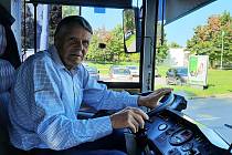 Řidič trolejbusu Miroslav Lerch slaví 50 let ve službě.
