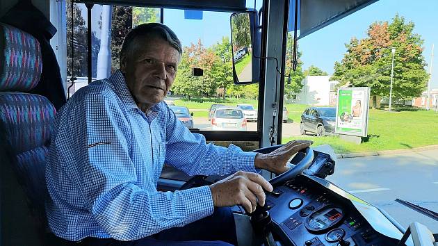 Řidič trolejbusu Miroslav Lerch slaví 50 let ve službě.