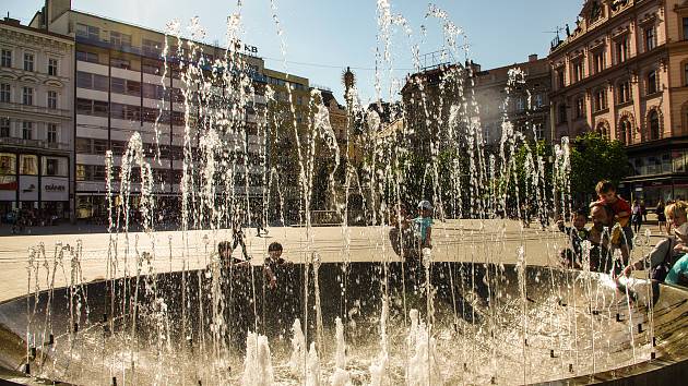 Dny v ulicích Brna si lidé mohou zpestřit například procházkou kolem známých kašen. Na snímku Skácelova kašna na náměstí Svobody.