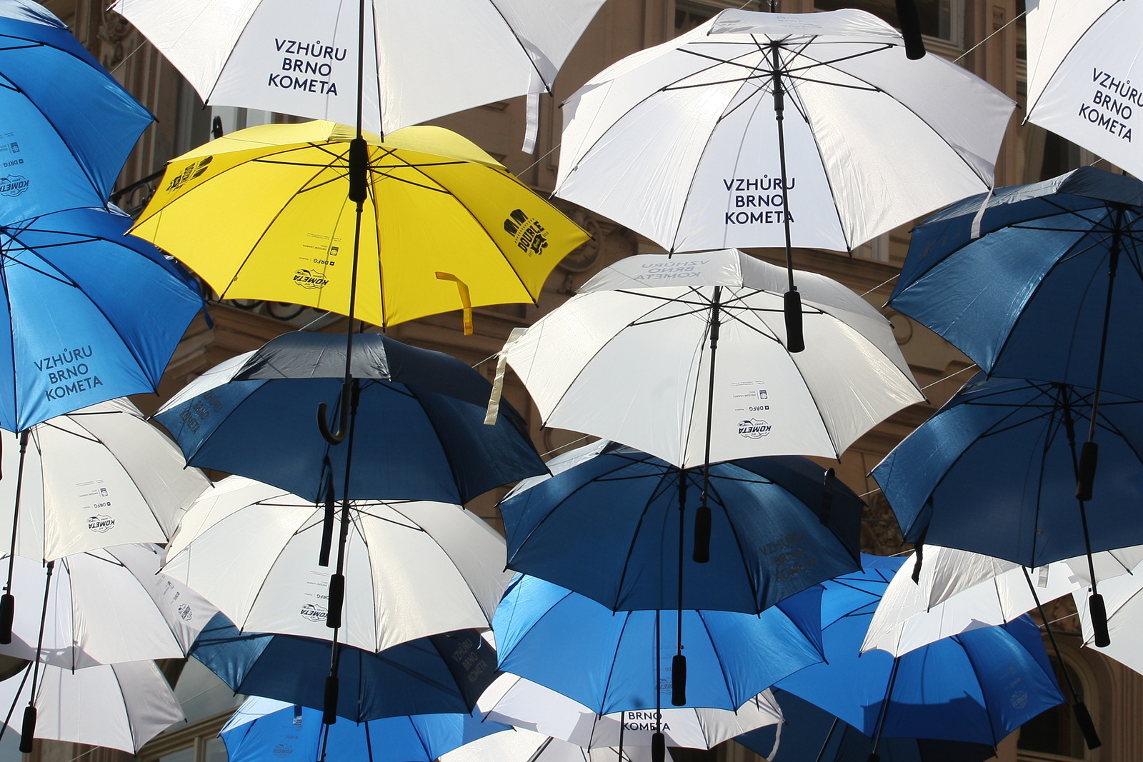 Českou ulici stíní stovky deštníků. Včetně třinácti žlutých jako titulů  Komety - Brněnský deník