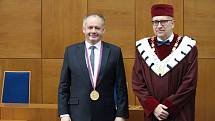 Slovenský prezident Andrej Kiska převzal na brněnské Masarykově univerzitě zlatou medaili.