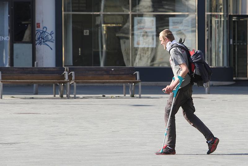 Brno po vyhlášení zákazu pohybu venku bez ochrany úst a nosu.