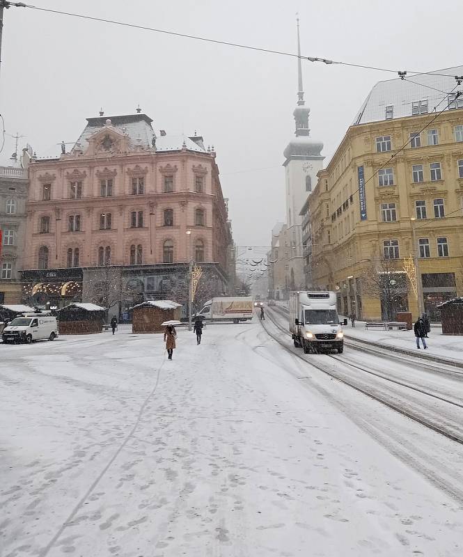 Centrum Brna zasypal sníh. Na snímku náměstí Svobody.