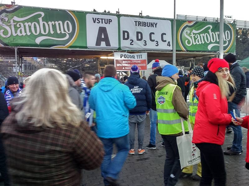 Už před čtvrtou hodinou odpoledne na stadion proudily tisíce lidí.