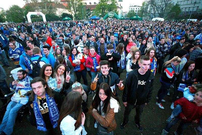 Na první finálový zápas mezi brněnskou Kometou a ševci ze Zlína se kolem šesté hodiny odpoledne valily tisíce fanoušků. 
