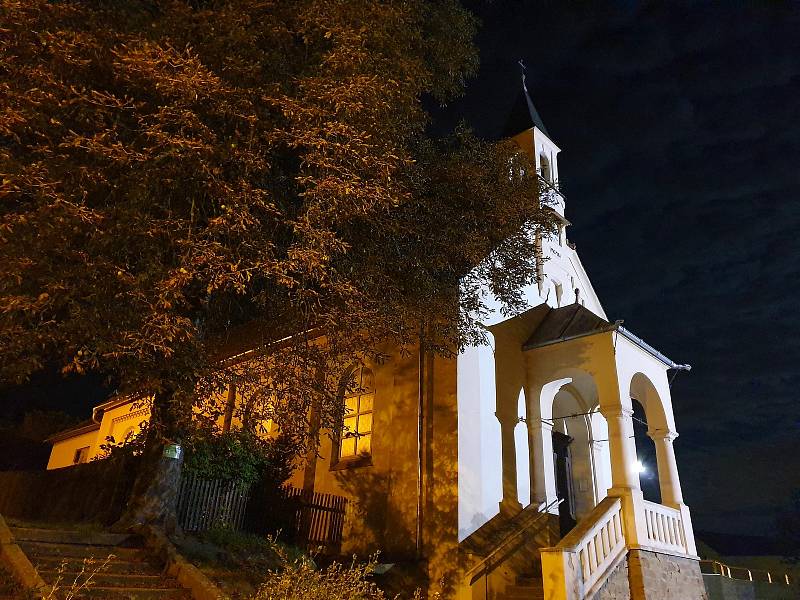 Jako připomínku přinášíme fotografie z minulých ročníků. Noční kapli v Zastávce zachytila Zuzana Venclovská.