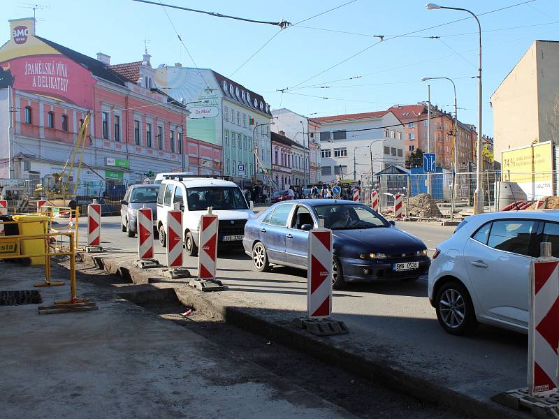 Dlouhé kolony a nervózní čekající řidiči. Redaktoři Brněnského deníku Rovnost zjišťovali, jak po týdnu vypadá situace v rozkopané brněnské Jugoslávské ulici, kde dělníci od minulého týdne opravují inženýrské sítě.