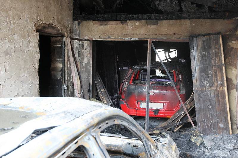 K požáru dvou aut pod zahradním přístřeškem v garáži rodinného domu vyjížděli v noci na pondělí do Kuřimi na Brněnsku dvě jednotky hasičů. Plameny zasáhly auta značky Audi a Ford.