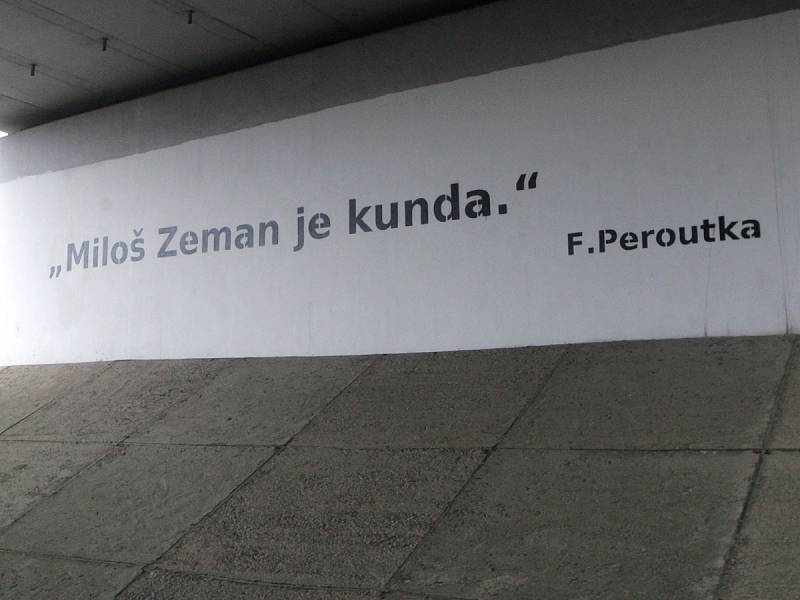Vulgární nápis namířený proti prezidentovi Zemanovi.