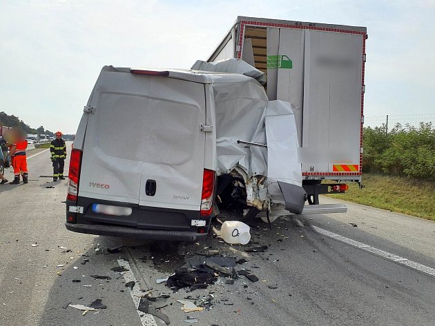 Nehoda kamionu a dodávky zkomplikovala provoz na D1 u Javůrku