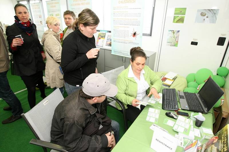 Jak se správně chránit před klíšťaty a proč se nechat očkovat proti klíšťové encefalitidě se o víkendu dozvěděli lidé, kteří přijeli do nákupního centra Olympia v Modřicích na Brněnsku. 