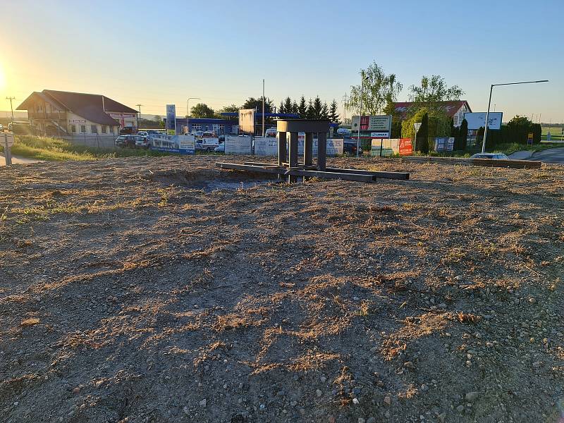 Zhruba do měsíce zkrášlí střed kruhového objezdu u Rakvic na Břeclavsku kovová plastika raka. Autorem vůbec největšího raka na světě je přibický kovář Pavel Valášek.